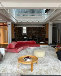 Salon d'un logement Airbnb avec mobilier design et objets documentés dans un inventaire numérique.