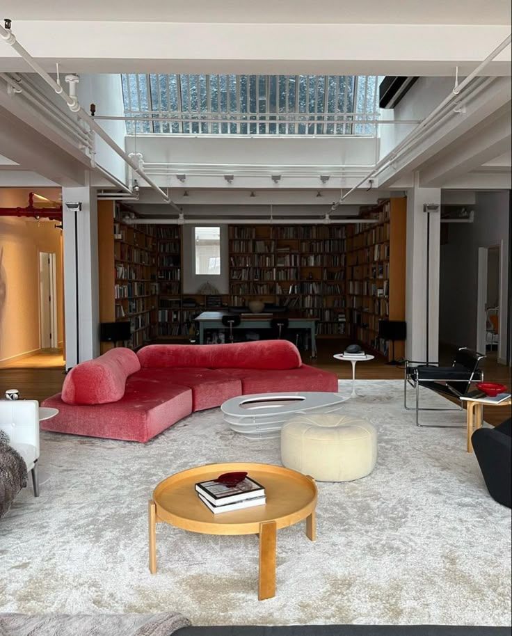 Salon d'un logement Airbnb avec mobilier design et objets documentés dans un inventaire numérique.