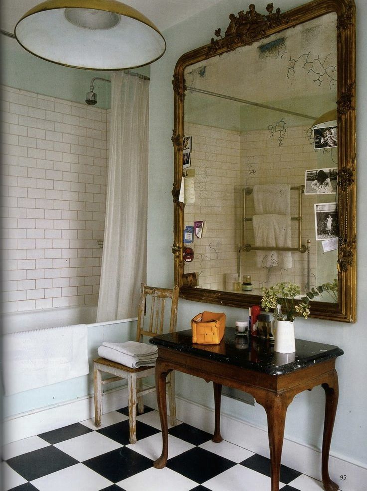 Intérieur contemporain avec mobilier design et objets pouvant être documentés dans un inventaire numérique.