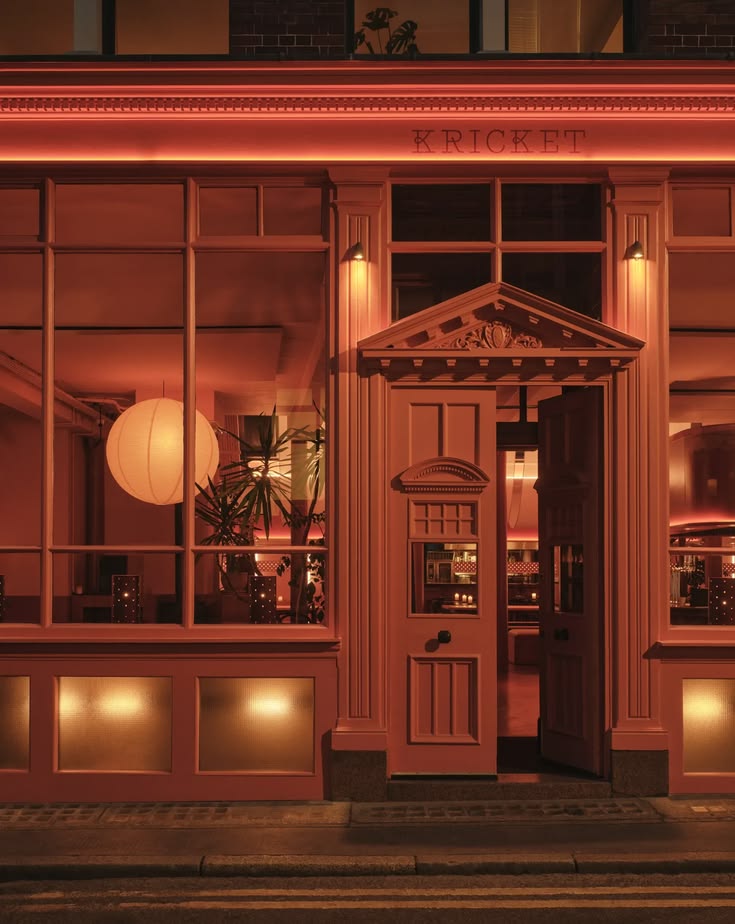 Façade du restaurant Kricket à Londres avec son identité visuelle et son enseigne