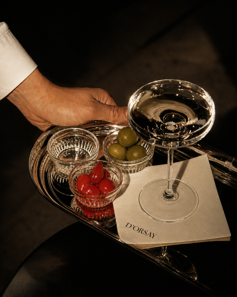 Cocktail servi sur un plateau avec serviette D’Orsay, détail d’identité visuelle de restaurant