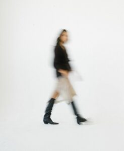 Silhouette mode photographiée en mouvement dans un studio blanc