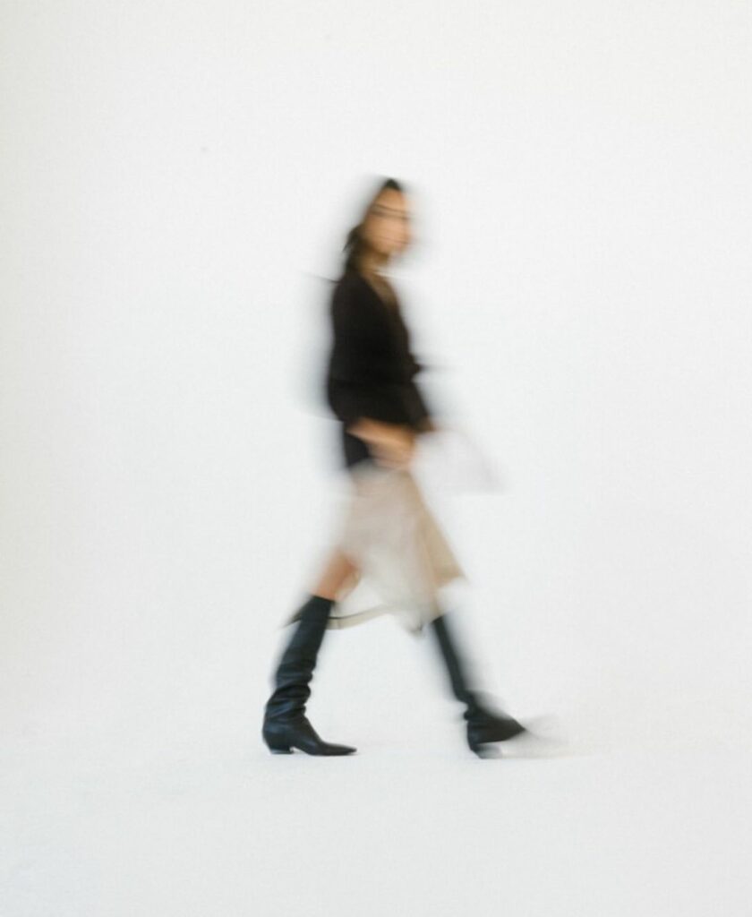 Silhouette mode photographiée en mouvement dans un studio blanc