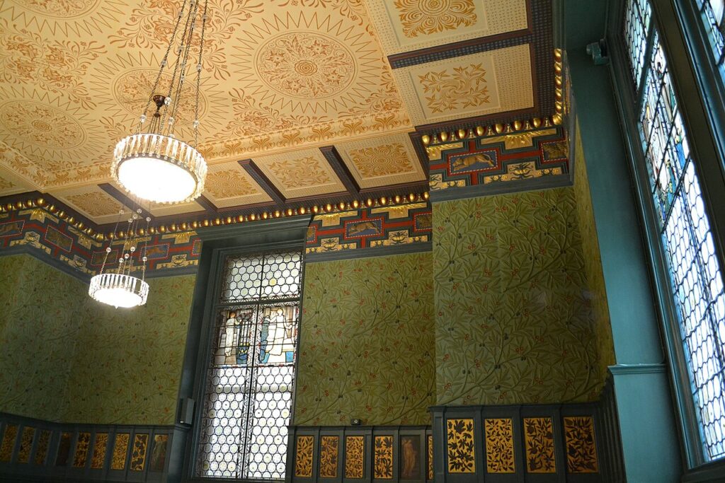 Boiseries vertes, vitraux et plafond orné du Morris Room au Victoria and Albert Museum de Londres.