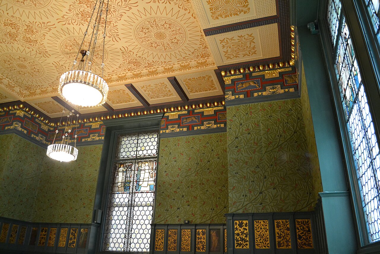 Boiseries vertes, vitraux et plafond orné du Morris Room au Victoria and Albert Museum de Londres.